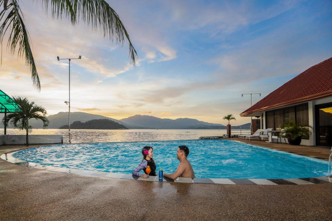 Whiterock Beach Hotel And Waterpark Subic Bay Exterior foto